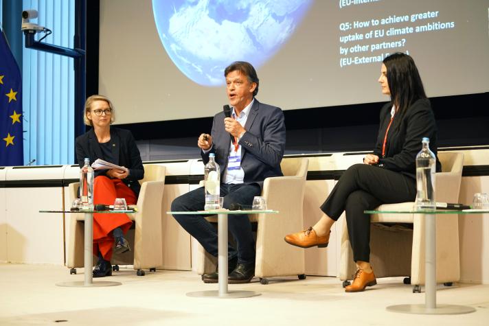 Left to right: Katarzyna Balucka-Debska, Udo Engelhardt and Nicoleta Talpes discussing feedback from Ambassadors